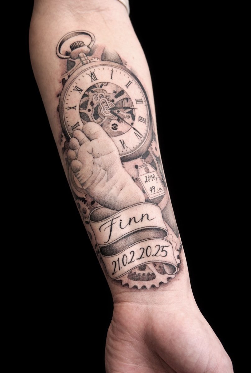 Black & Grey Tattoo Uhr mit Babyfuß – Nadelstub'n