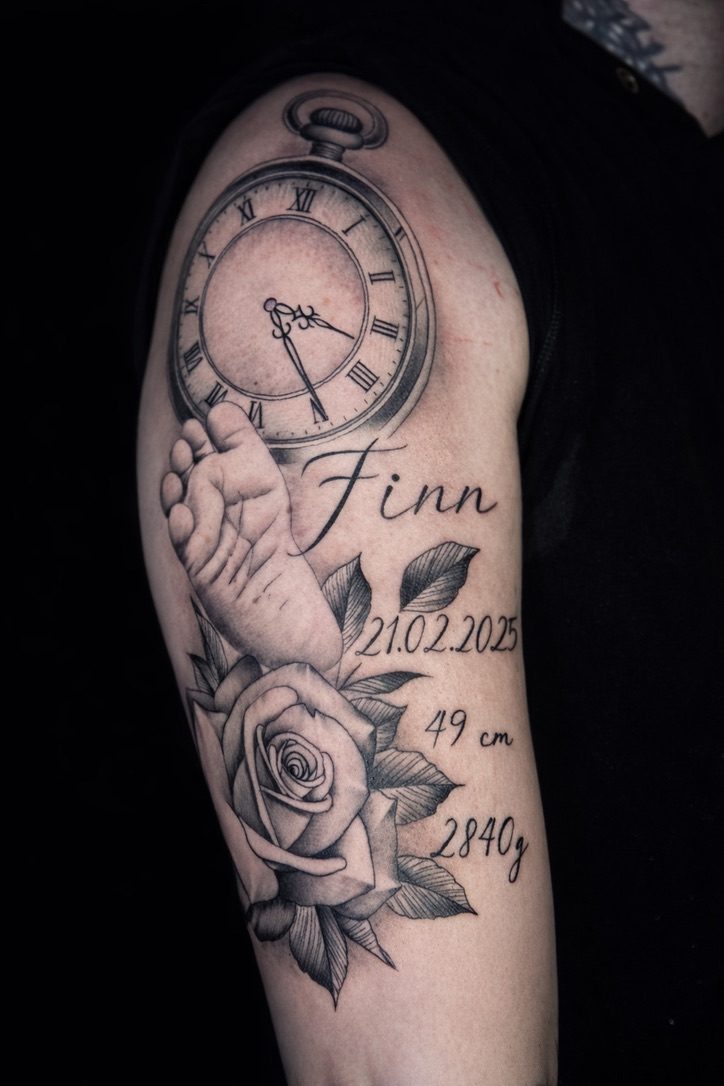 Black & Grey Taschenuhr Tattoo mit Babyfuß – Nadelstub'n